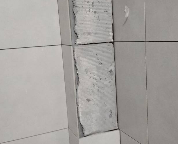 小金瓷砖空鼓维修公司分享下瓷砖施工前基层浇水润湿程度不足，可能导致以下问题